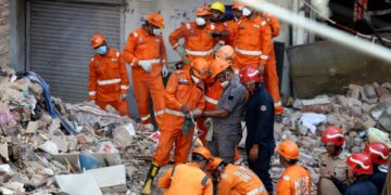 Ινδία: Έξι νεκροί από κατάρρευση πενταώροφης φοιτητικής εστίας στο Νέο Δελχί