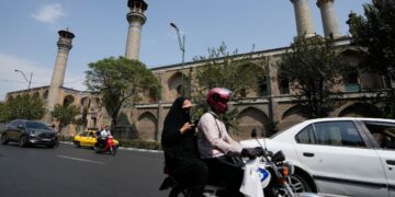 Ιράν: Σε νέο χαμηλό πέφτει το ριάλ - Έχει χάσει το μισό της αξίας του το τελευταίο έτος