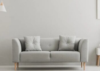 Ξεκόλλα τον καναπέ από τον τοίχο: Γιατί οι designers προτείνουν ένα κενό περίπου 15 εκατοστών για διαφορετική εικόνα στο σαλόνι