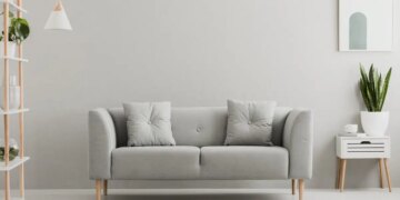 Ξεκόλλα τον καναπέ από τον τοίχο: Γιατί οι designers προτείνουν ένα κενό περίπου 15 εκατοστών για διαφορετική εικόνα στο σαλόνι