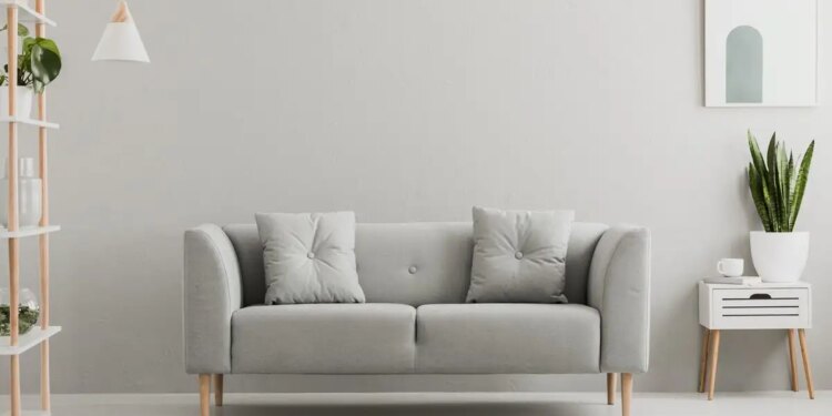 Ξεκόλλα τον καναπέ από τον τοίχο: Γιατί οι designers προτείνουν ένα κενό περίπου 15 εκατοστών για διαφορετική εικόνα στο σαλόνι
