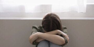 Βρετανία: Μυστήριο με τον θάνατο 12χρονης που βρέθηκε απαγχονισμένη - «Ζούσε τη νύχτα πάνω από το κινητό και κοιμόταν τη μέρα»