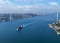 Πλοία-«οχυρά» στον Βόσπορο: Δίχτυα, λάστιχα και δεξαμενές νερού απέναντι στα drones