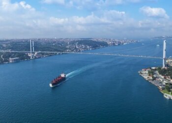 Πλοία-«οχυρά» στον Βόσπορο: Δίχτυα, λάστιχα και δεξαμενές νερού απέναντι στα drones