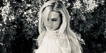 Κατερίνα Λιόλιου: Κυκλοφόρησε το νέο της τραγούδι «Παγκόσμια μέρα του ψεύτη» μέσα από ένα fashion film