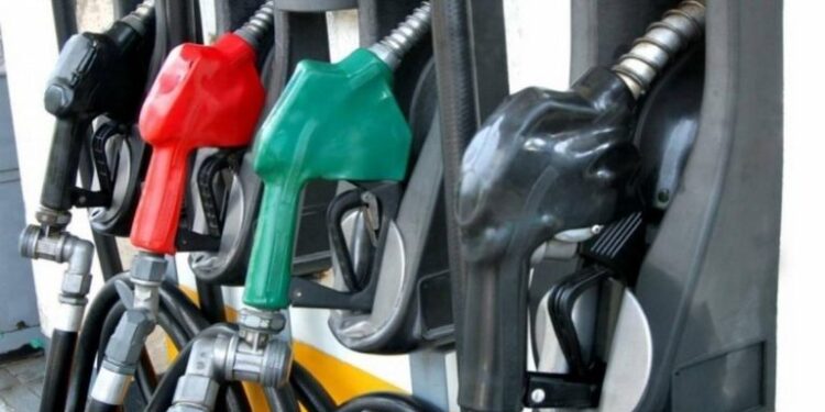 Καύσιμα: Νέες παρεμβάσεις αν συνεχιστεί η «έκρηξη» τιμών για να ελαφρυνθούν τα νοικοκυριά – Τα σενάρια που εξετάζονται