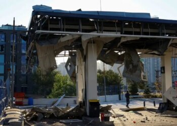 Ουκρανία: Ρωσικά χτυπήματα σε πρατήριο καυσίμων και αποθήκες στο Κίεβο