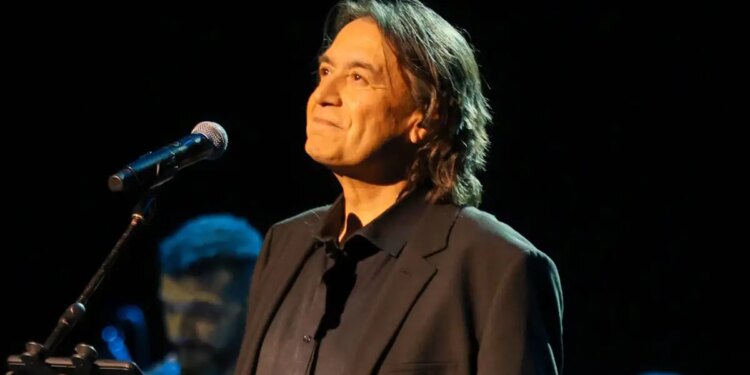 Ο Γιάννης Κότσιρας αποχαιρέτησε τον Γιώργο Μαζωνάκη, ερμηνεύοντας το «Ανήκω σε μένα» σε συναυλία του