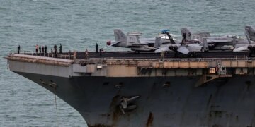 Το αεροπλανοφόρο «Λίνκολν» έφτασε σκουριασμένο στην Ταϊλάνδη - Προβλήματα σε πλοίο και πλήρωμα μετά από 286 μέρες στη θάλασσα
