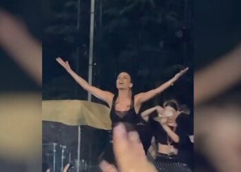 Η Κατερίνα Λιόλιου τραγούδησε τον «Λογαριασμό» κάτω από καταρρακτώδη βροχή σε συναυλία της στη Θεσσαλονίκη