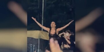 Η Κατερίνα Λιόλιου τραγούδησε τον «Λογαριασμό» κάτω από καταρρακτώδη βροχή σε συναυλία της στη Θεσσαλονίκη
