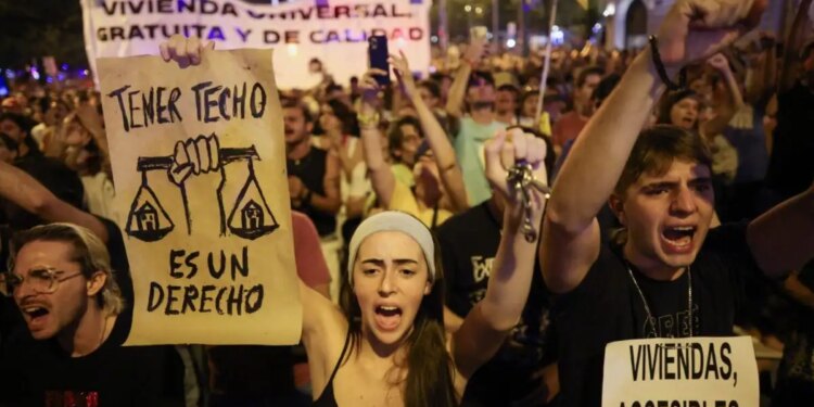 Ισπανία: Συνεχίζονται οι διαδηλώσεις για την 87χρονη ΑμεΑ που της έκαναν έξωση μετά από αύξηση 275% στο ενοίκιο