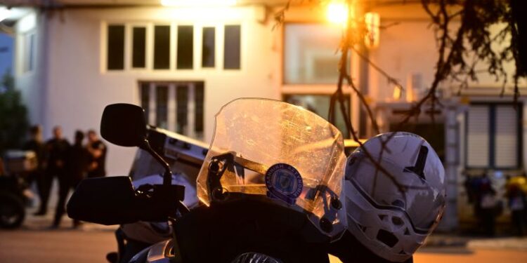 Μάνδρα: Διασωληνωμένος στη ΜΕΘ ο 31χρονος δράστης της επίθεσης στο Αστυνομικό Τμήμα