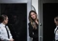Ο Τραμπ μοιράζει χριστουγεννιάτικα «δώρα» 45.000 δολαρίων σε γυναίκες συνεργάτες του: Η Νάταλι Χαρπ, η εντυπωσιακή βοηθός Τύπου και η ρεσεψιονίστ