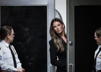 Ο Τραμπ μοιράζει χριστουγεννιάτικα «δώρα» 45.000 δολαρίων σε γυναίκες συνεργάτες του: Η Νάταλι Χαρπ, η εντυπωσιακή βοηθός Τύπου και η ρεσεψιονίστ