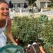 Η Μαρία Μενούνος μάζεψε λαχανικά από τον κήπο της με την κόρη της, Αθηνά