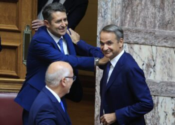 Επιστροφή Μυλωνάκη στα βουλευτικά έδρανα μετά την περιπέτεια υγείας του - Το καλωσόρισμα Μητσοτάκη