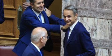 Επιστροφή Μυλωνάκη στα βουλευτικά έδρανα μετά την περιπέτεια υγείας του - Το καλωσόρισμα Μητσοτάκη