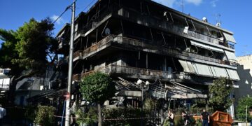 Νέα Ιωνία: Εκτός σπιτιών οι ένοικοι μετά τη φωτιά σε καφετέρια – Μεγάλες ζημιές στην πολυκατοικία
