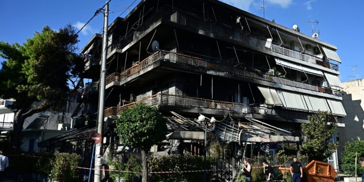 Νέα Ιωνία: Εκτός σπιτιών οι ένοικοι μετά τη φωτιά σε καφετέρια – Μεγάλες ζημιές στην πολυκατοικία