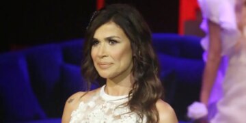 Η Νεσχάν Μουλαζίμ για τη βάφτιση της κόρης της στη θάλασσα: «Ο ιερέας ήταν από την αρχή θετικός»
