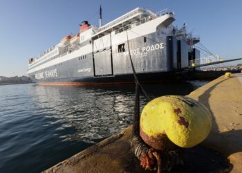Βλάβη στον καταπέλτη του «Νήσος Ρόδος» λίγο πριν τον απόπλου από τον Πειραιά - ertnews.gr