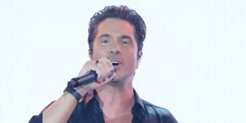 Νίκος Οικονομόπουλος: Η ενόχληση με συνεργάτες του ενώ ερμήνευσε το «Κοίτα να μαθαίνεις» σε συναυλία του