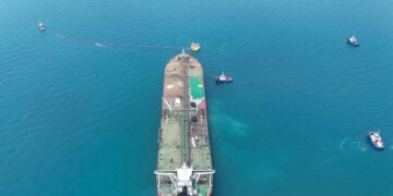 Ιράν: «Φλέγονται» τα Στενά του Ορμούζ, αλλεπάλληλες ανταλλαγές πυρών - Ξεπερνάει τα 100 δολάρια το πετρέλαιο