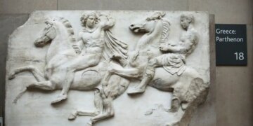 Το Βρετανικό Μουσείο «μοιράζει» δεξιά κι αριστερά θραύσματα από τα Γλυπτά του Παρθενώνα - Το «όχι» της Αθήνας