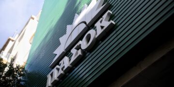 Στο ΠΑΣΟΚ προσχωρούν οι δύο πρώην βουλευτές του ΣΥΡΙΖΑ Ολυμπία Τελιγιορίδου και Λευτέρης Αβραμάκης