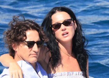 Κέιτι Πέρι και Τζάστιν Τριντό σε τρυφερές στιγμές με φόντο τη θάλασσα της Μυκόνου από τις καλοκαιρινές διακοπές τους