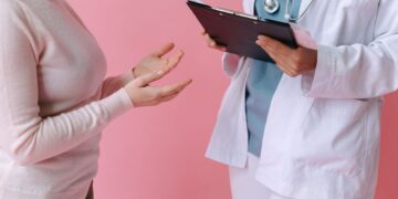 Εμμηνόπαυση: Πότε πρέπει να ξεκινά η ορμονοθεραπεία για τη μείωση του κινδύνου άνοιας