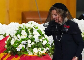 Η κηδεία του βασιλιά Χάραλντ σε εικόνες: Το τριαντάφυλλο της Σόνια, τα δάκρυα της Μέτε-Μάριτ και ο σαμάνος Ντουρέκ