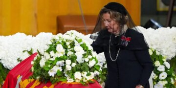 Η κηδεία του βασιλιά Χάραλντ σε εικόνες: Το τριαντάφυλλο της Σόνια, τα δάκρυα της Μέτε-Μάριτ και ο σαμάνος Ντουρέκ