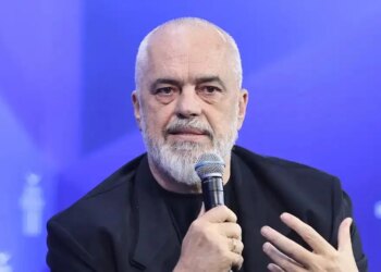Πέταξαν αυγά στον Έντι Ράμα στη Νέα Υόρκη - «Υστερικές κότες» η οργισμένη απάντησή του