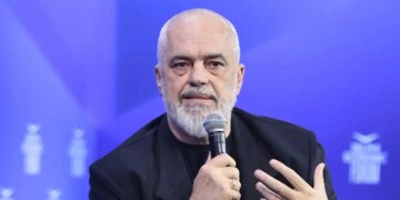 Πέταξαν αυγά στον Έντι Ράμα στη Νέα Υόρκη - «Υστερικές κότες» η οργισμένη απάντησή του