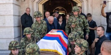 Ο Ράτκο Μλάντιτς απειλεί το ευρωπαϊκό μέλλον της Σερβίας - «Ο εκθειασμός εγκληματία πολέμου δεν έχει θέση σε υποψήφια χώρα» προειδοποιεί η ΕΕ