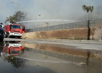 Οριοθετήθηκε η πυρκαγιά σε οικόπεδο με απορρίμματα στο Ρέντη