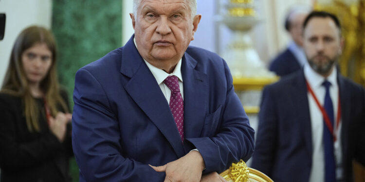 Επικεφαλής Rosneft: Η Κίνα και όχι ο ΟΠΕΚ κάνει κουμάντο στις παγκόσμιες αγορές ενέργειας