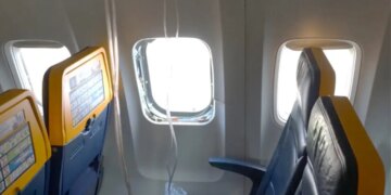 Η Ryanair αμφισβητεί ότι ο Σέρβος επιβάτης βγήκε από το παράθυρο του αεροσκάφους στην πτήση «θρίλερ» στην Ελλάδα