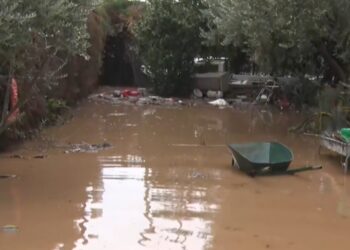 Εύβοια: Πλημμύρες και κατολισθήσεις από την ισχυρή βροχόπτωση, σε επιφυλακή οι αρχές – «Δεν έχουμε κοιμηθεί όλη τη νύχτα»