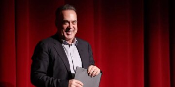 Ο Φώτης Σεργουλόπουλος επιστρέφει στο θέατρο