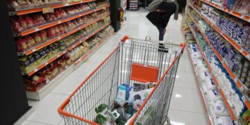 Τσαγγάρη στο ΕΡΤnews: Οι μεγαλύτερες πιέσεις στα νοικοκυριά δεν προέρχονται από τα τρόφιμα – Τι δείχνουν οι έλεγχοι στην αγορά