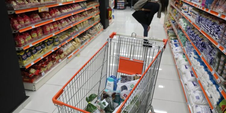 Τσαγγάρη στο ΕΡΤnews: Οι μεγαλύτερες πιέσεις στα νοικοκυριά δεν προέρχονται από τα τρόφιμα – Τι δείχνουν οι έλεγχοι στην αγορά