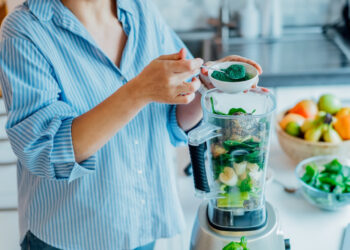 Μύθοι και αλήθειες για τα superfoods: Ποιες τροφές αξίζουν πραγματικά και πότε πληρώνουμε απλώς τη μόδα;