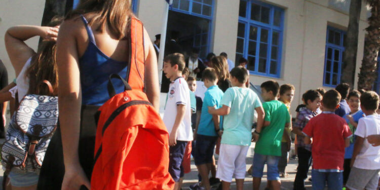Σχολεία: Αντίστροφη μέτρηση για το πρώτο κουδούνι – Όλα όσα πρέπει να γνωρίζουν μαθητές και γονείς
