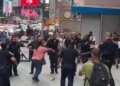 Νέα Υόρκη: Τρόμος στην Times Square με δύο νεκρούς – Γυναίκα μαχαίρωσε περαστικούς, την σκότωσαν οι αστυνομικοί