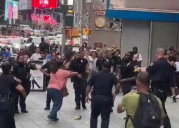 Νέα Υόρκη: Τρόμος στην Times Square με δύο νεκρούς – Γυναίκα μαχαίρωσε περαστικούς, την σκότωσαν οι αστυνομικοί