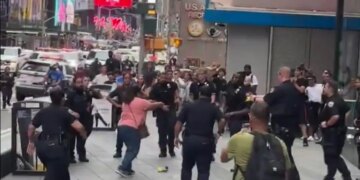 Νέα Υόρκη: Τρόμος στην Times Square με δύο νεκρούς – Γυναίκα μαχαίρωσε περαστικούς, την σκότωσαν οι αστυνομικοί