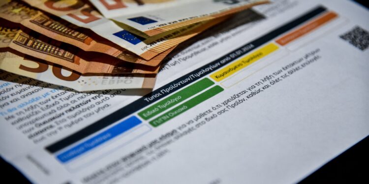 Ρεύμα: Πώς θα μειωθούν οι λογαριασμοί έως 30% - Οι αλλαγές και τα οφέλη για νοικοκυριά και επιχειρήσεις